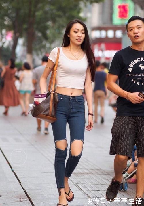 小姐姐|时尚小姐姐穿经典紧身牛仔裤，休闲舒适又时尚，不失元气活力