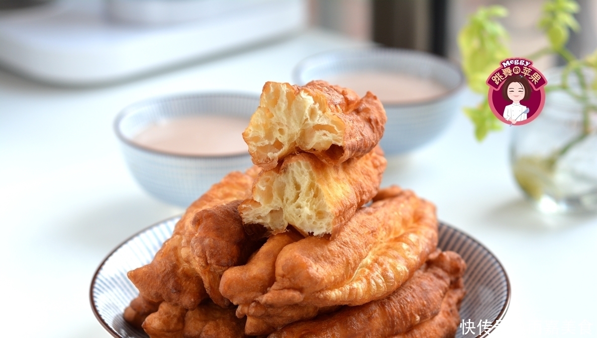  剩油条新做法，入锅搅一搅，喷香扑鼻开胃，老公儿子都说没吃够