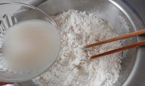 发面时，别只会加酵母，再加这2样，半小时发满盆，个个暄软蓬松