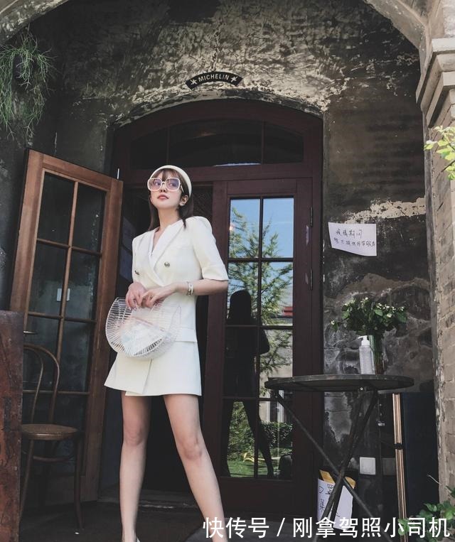 破洞牛仔裤|周扬青分手后剪短发大变样,西装搭牛仔裤时髦帅气,真是又飒又酷!