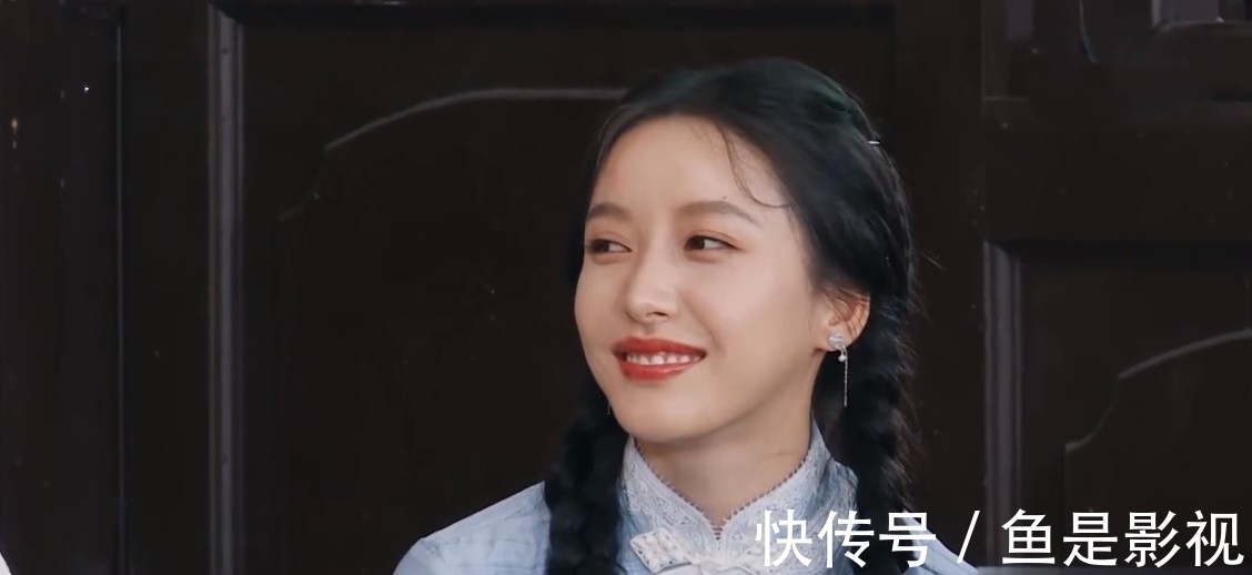 角落|《跑男》新晋卑微女嘉宾，被叫错名字都不吭声，一直坐角落赔笑