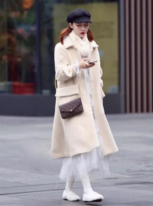 今年流行这么穿：羊羔毛外套＋仙女裙，温暖时髦显气质，谁穿谁美