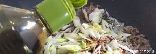 在家做葱爆羊肉总是有膻味教你“1招”，羊肉没膻味，肉质细嫩