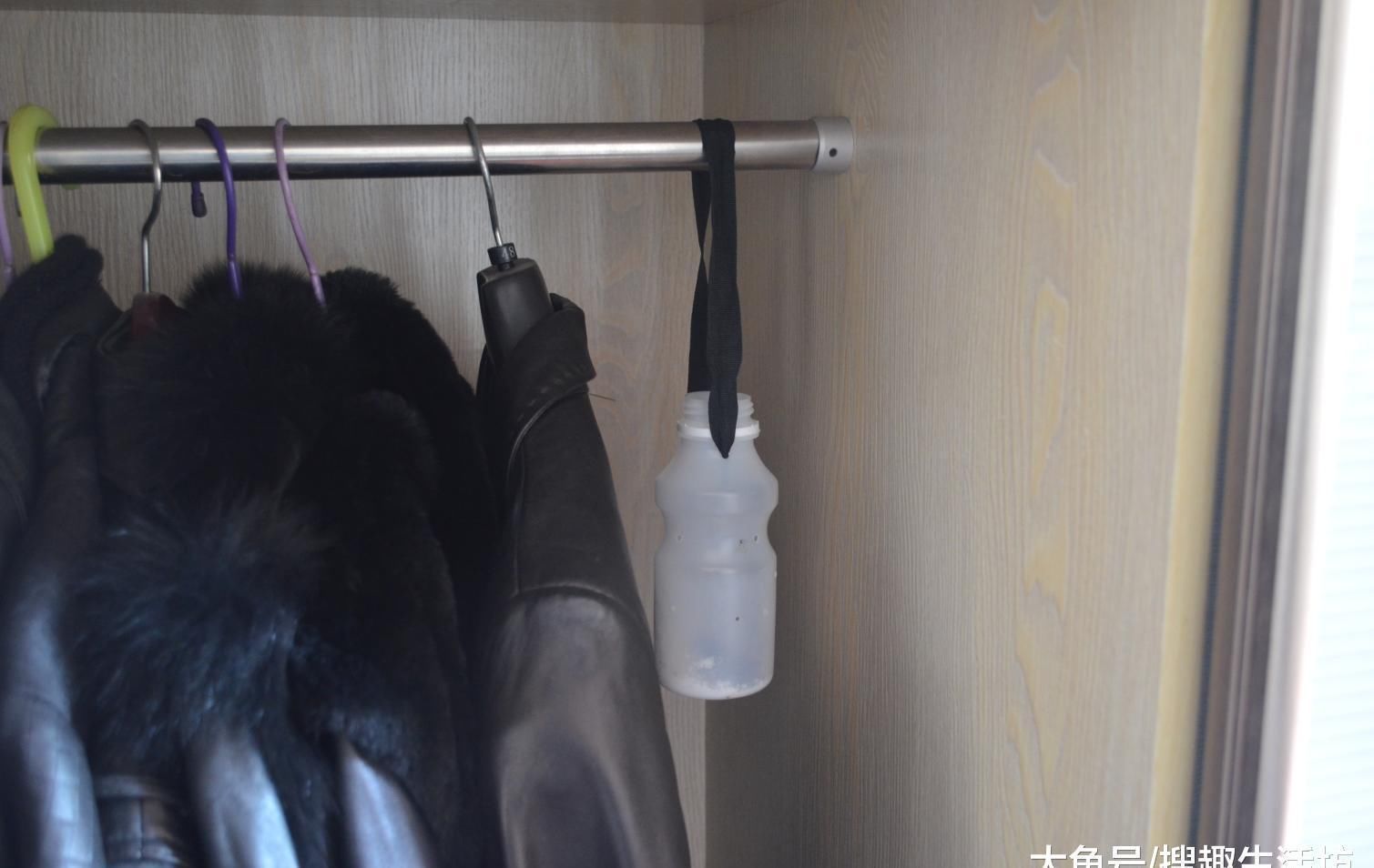 塑料瓶|衣柜里面挂一个塑料瓶, 没想到作用这么大, 看完你会感谢我的