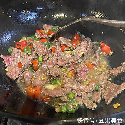 香菜|你小炒黄牛肉的正宗做法，简单几步，越吃越上瘾