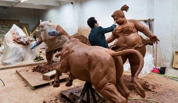 放大|“肥女斗牛”泥稿放大,为西班牙而作