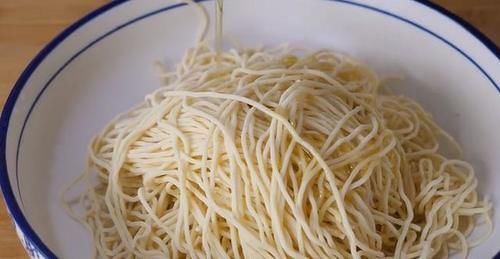 面条别煮着吃了，教你一个做法，我家一周能吃上6回，比肉还香