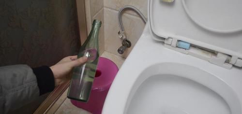 卫生间|卫生间放一个白醋玻璃瓶真厉害,一年省下不少钱,全家人都夸好