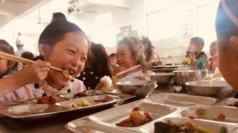 孩子|三位小姨协同宝妈喂饭,宝宝特别配合,网友:有人威胁就眨眨眼