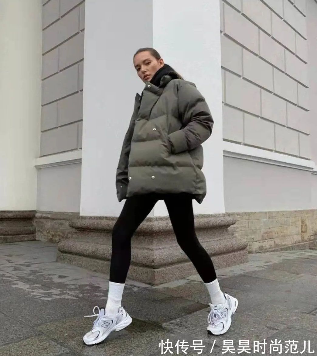 时髦 普通的打底裤已经不流行了,今年冬天用鲨鱼裤打底,时髦又显身材