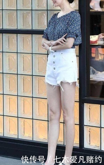 街拍:金色花纹热裤,搭配金色松糕鞋,显高显瘦,女人味十足