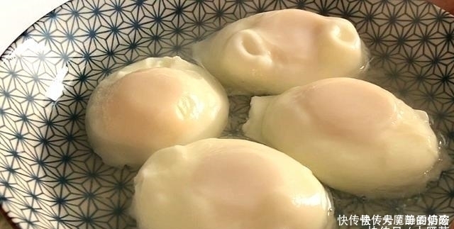 煮荷包蛋时,总有白沫易散开大厨教您1招,完整嫩滑不粘锅