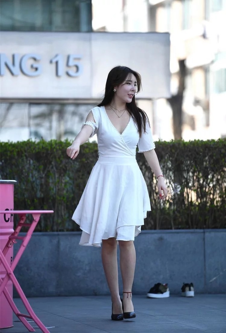 温婉|街拍:小姐姐紧身穿搭,身姿曼妙,温婉可人