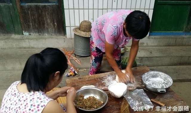 爸爸|农家院里包饺子，我和母亲包饺子给在田地里忙碌着农活的爸爸吃