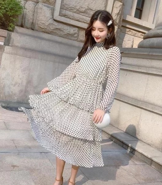 街拍:小姐姐一身潮流时尚的穿搭,女神范十足