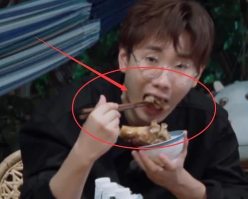  别人|别人都张大嘴啃大酱骨，谁注意张子枫的吃法？是女明星最后的体面