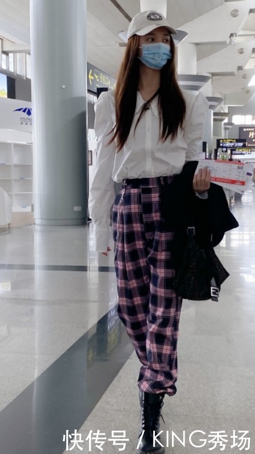 修饰|27岁勒梦佳,穿白色连衣裙配马丁靴,不愧是当红主持小花