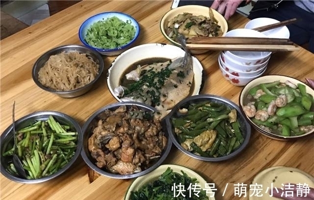 周末同事来家里做客,八旬外婆下厨做一桌菜,荤素搭配倍有面子!