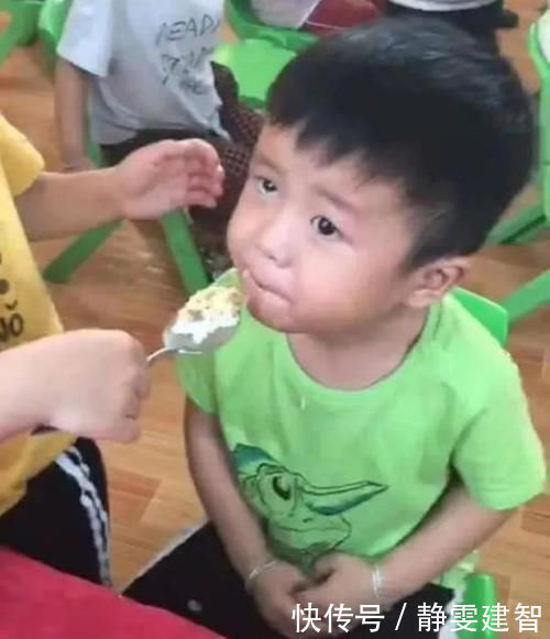 特殊待遇|舅舅和外甥被分到幼儿园同班,吃饭时享受特殊待遇,老师被逗乐