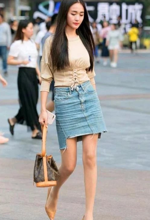 街拍:明眸善睐的美女,身穿拼接连衣裙,尽显完美气质好身材