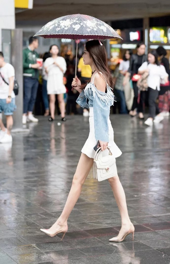 街拍时尚：女生搭配高跟鞋，出街的时候更有女人味