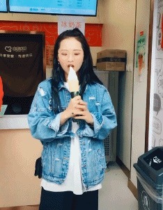 |搞笑GIF:妹子这恩爱秀的,真是让人措手不及啊
