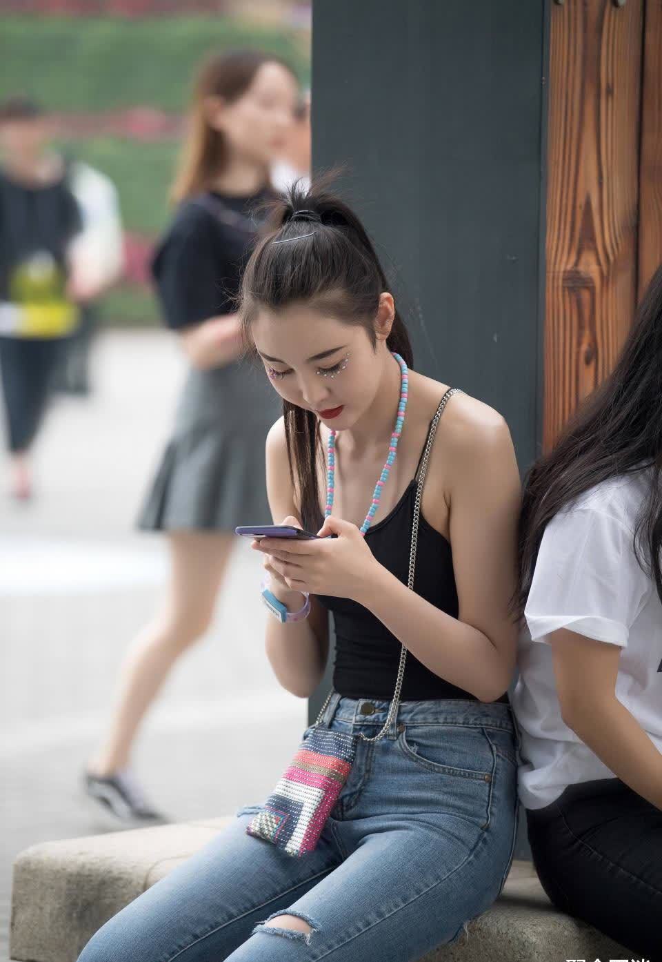 绑带背心 小姐姐的绑带背心显得她更加高挑! 网友: 没有长处莫撩她