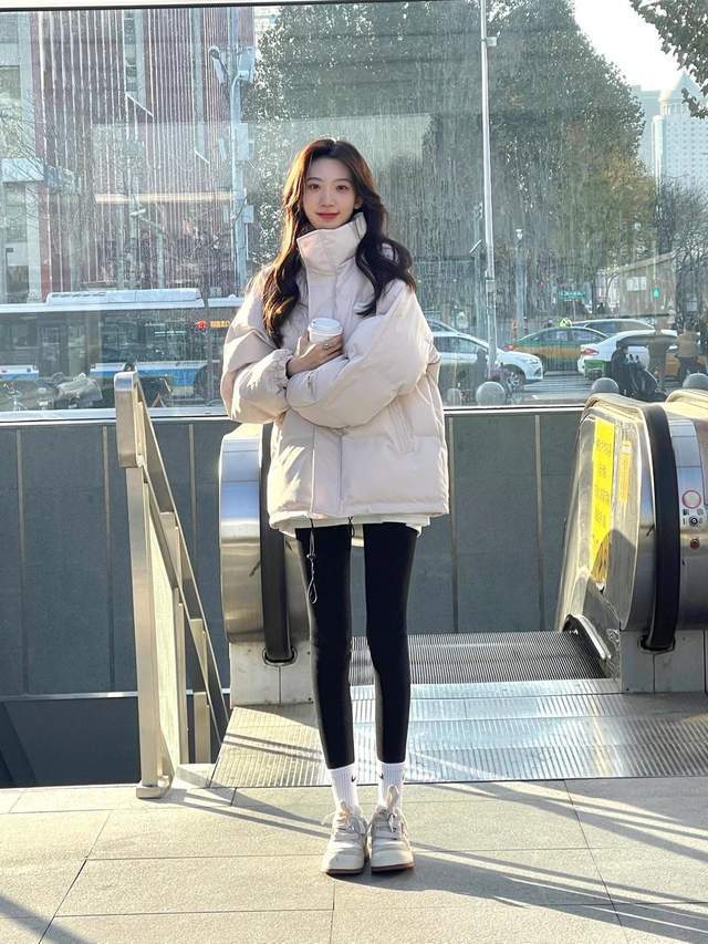 造型 怕冷的小姐姐看过来,保暖又甜美的羽绒服都在这,少女感爆棚