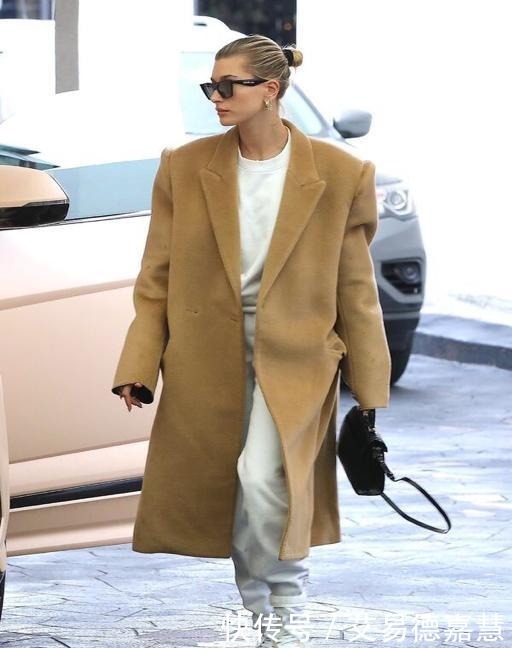 女人|女人过了45岁,买大衣尽量避开这4种廉价色,俗气显老谁穿谁丑