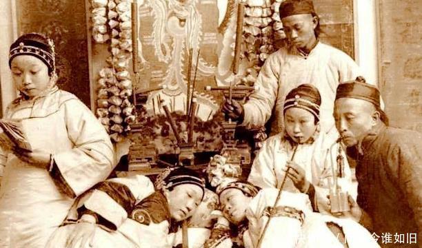 老照片|晚清贵族老照片图7的姿势让人很好奇,最后一张太恶心!