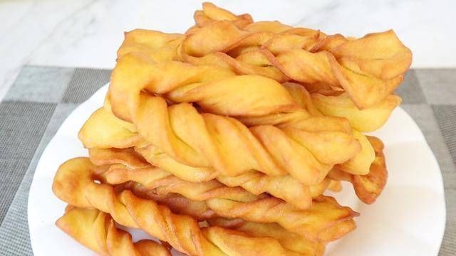 玉米面最好吃的做法,比馒头简单,比油条还香,出锅全家抢着吃