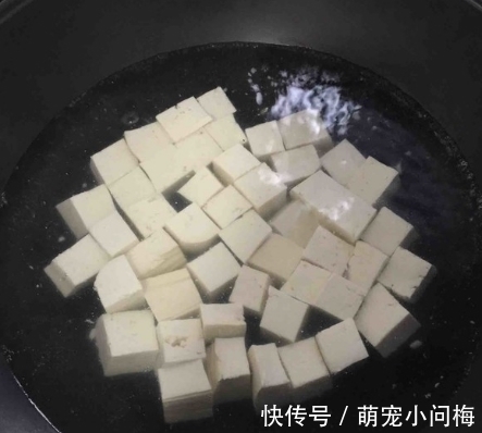 煎豆腐时，直接下锅就“废了”，学会4个小技巧，豆腐不碎还不粘