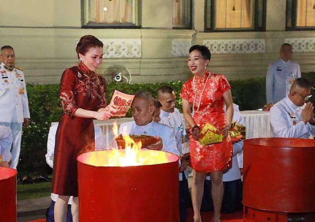 苏提达衣品提升！泰王新出炉的画作更吸睛，贵妃穿蓝裙才是女主人