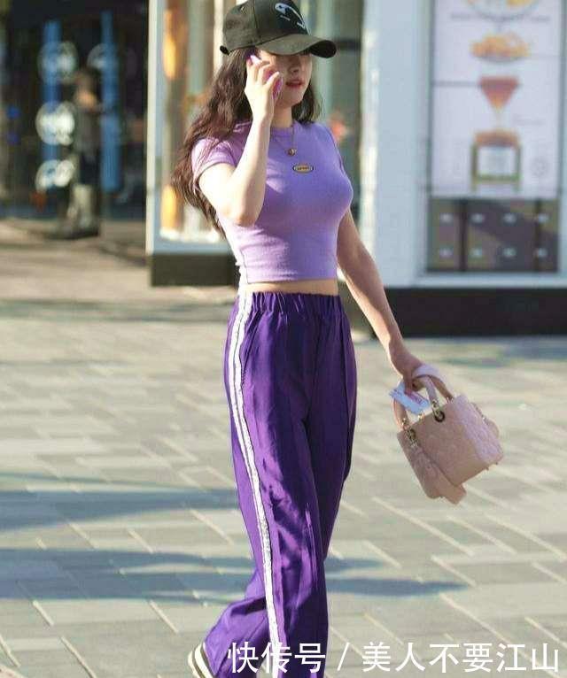 一身紫色穿搭,美女轻松减龄,好似18岁