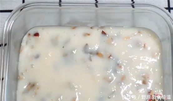 把牛奶倒入锅中一搅一压,出锅比奶酪还香,孩子吃一次就念念不忘