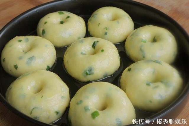 面粉|我家面粉从不蒸馒头,教你特色吃法,葱香味十足,家人都夸好吃