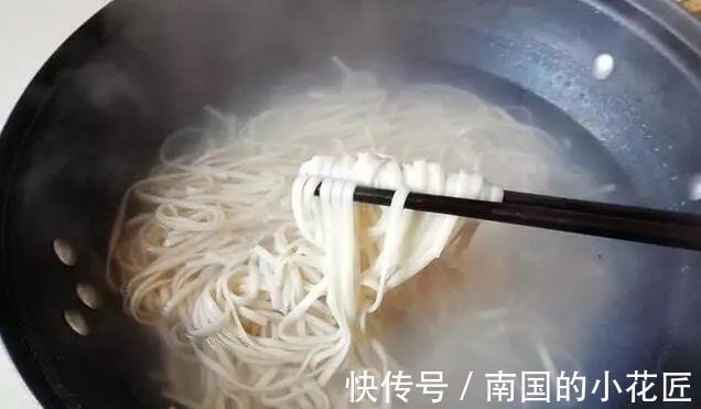 做法|挂面试试这种做法，太好吃了，做早餐营养丰富！