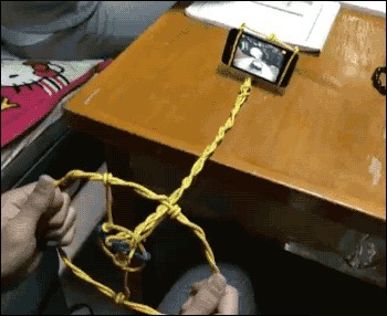 |搞笑GIF：嫂子为了让大哥戒烟 使尽了她浑身招数