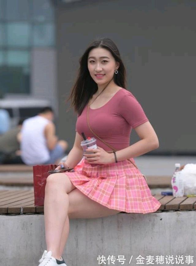 御姐范 御姐范微胖小姐姐穿搭,粉色的百褶裙套装青春活力又不失成熟丰腴!