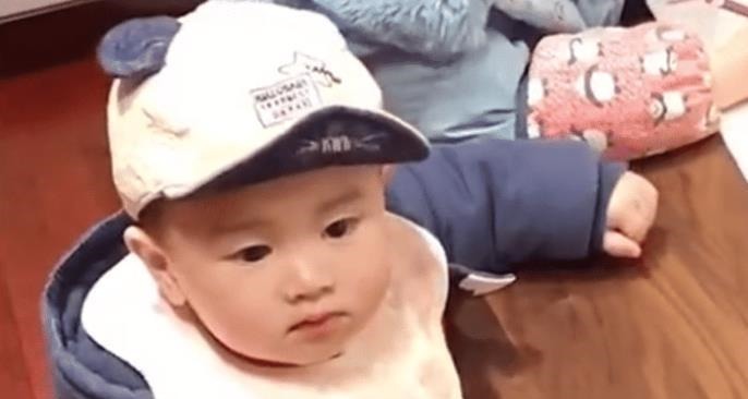 秒怂|二宝欲上前“捣乱”,被姐姐一个“眼神杀”吓退,乖怂表情亮了