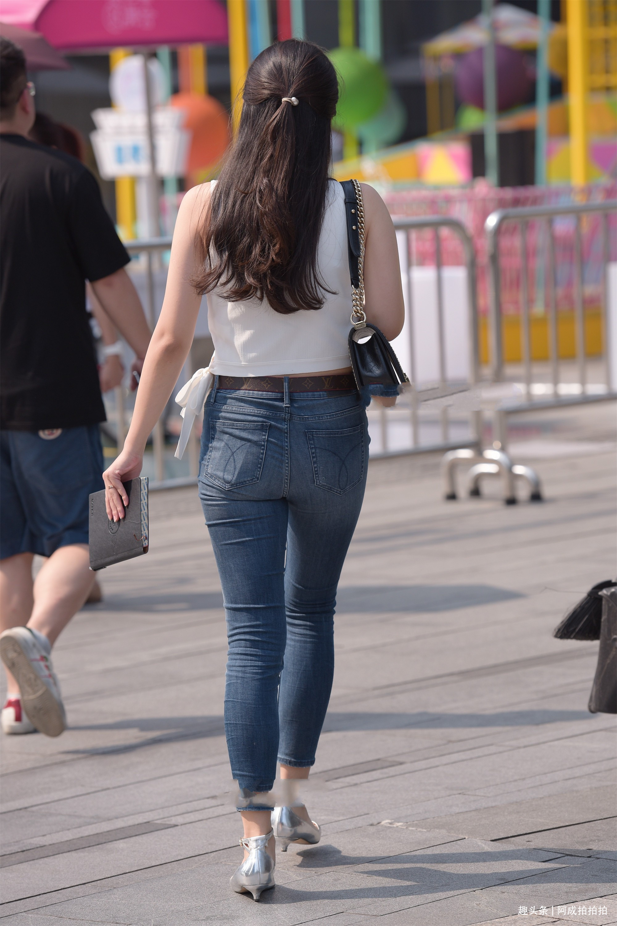 白色背心搭配牛仔裤,简单大方又得体