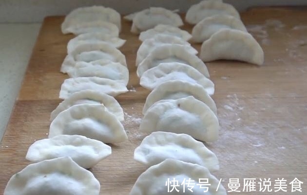 秋天不要错过此饺子，不用面粉，饺子晶莹剔透，一顿能吃20个