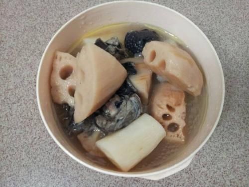 春季进补，多给家人喝这汤，简单炖一炖，补血养血，脸色红润透亮