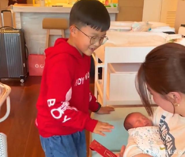 双胞胎|安徽一男孩第一次见刚出生的双胞胎妹妹,拿出来的礼物让网友意外
