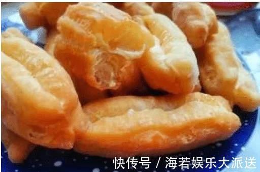 炸油条不空心多半是用错了食材，不放酵母放点它，个个空心酥脆