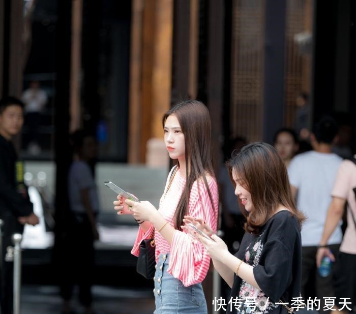 街头偶遇“多肉”小姐姐,简约的穿搭,优雅而不失美感!