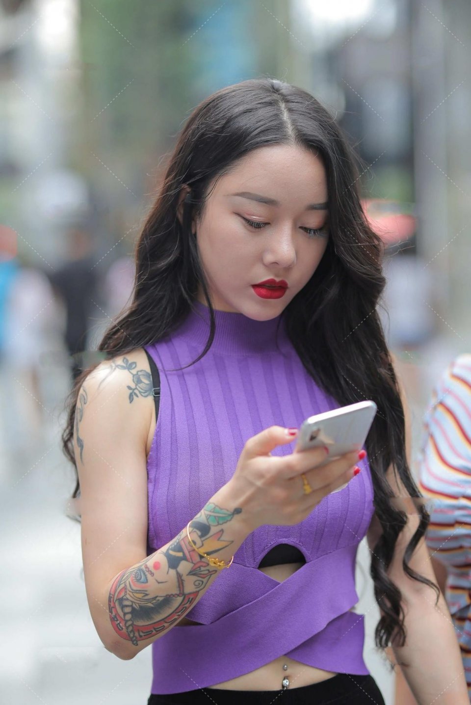 紫色|看起来就活的比较奔放,怎么会有如此高级的美女,带来复古高级感