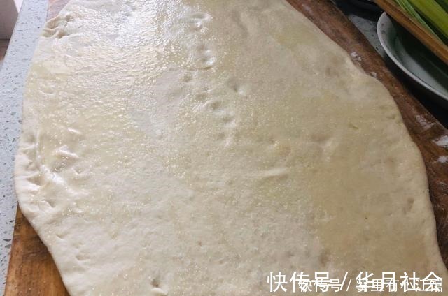 花卷这样做一点不费事，只需一根筷子轻松搞定好看形状，松软好吃