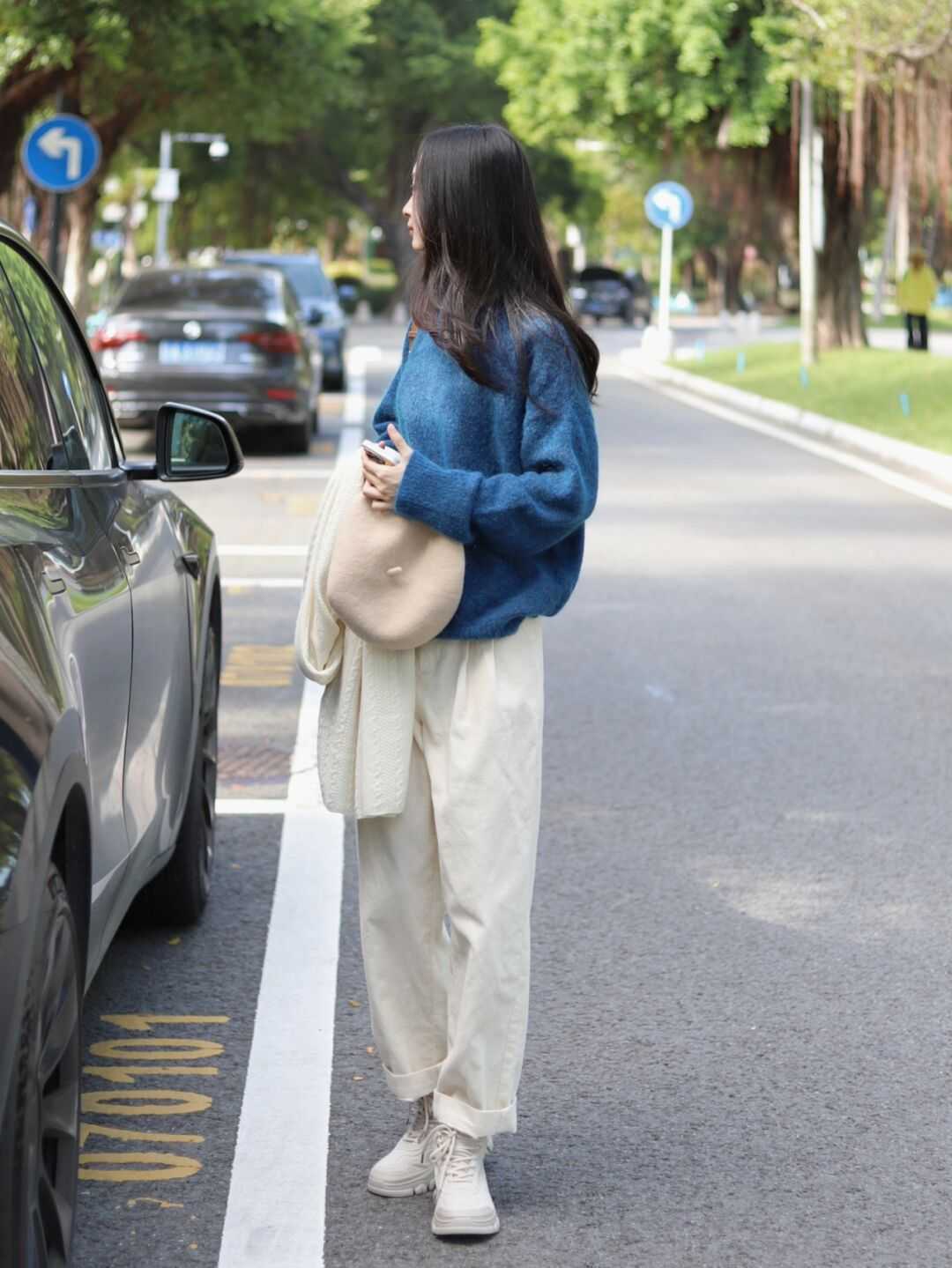 针织开衫 克莱因蓝不好配色?黑白红是标配,棕色米灰也可以“炒”一下CP