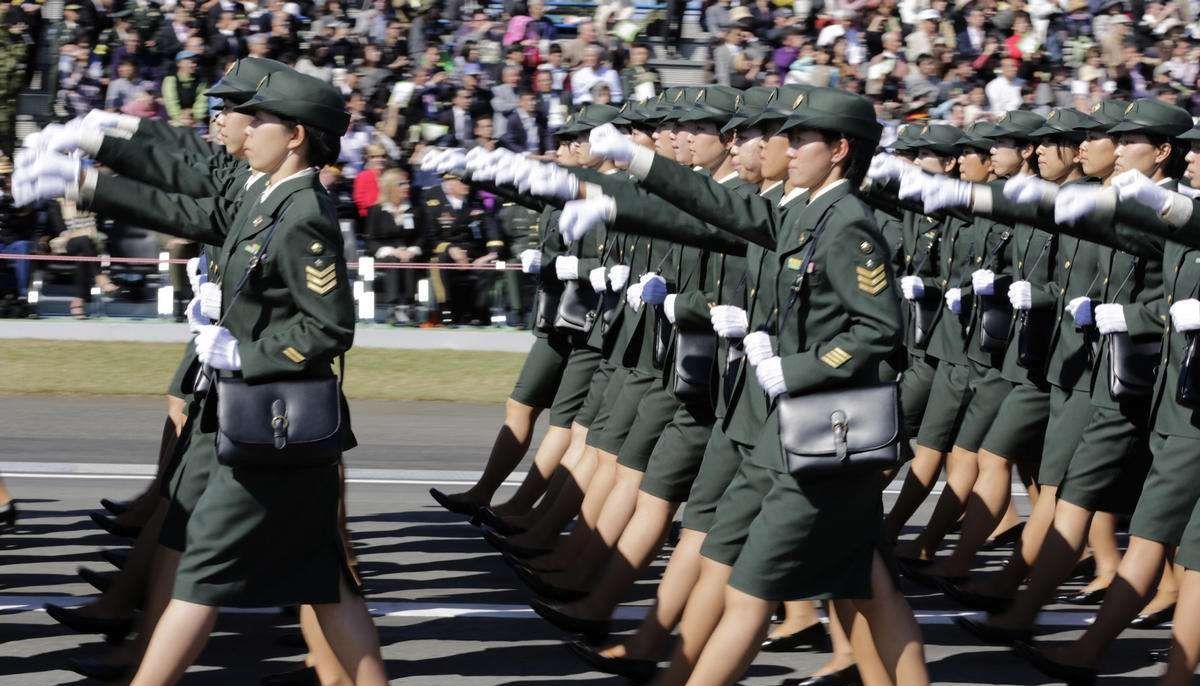 日本|日本女兵，为何要背一个小挎包，想清楚里面装了些什么吗？